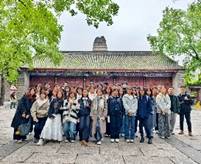 一群人站在建筑前 AI 生成的内容可能不正确。